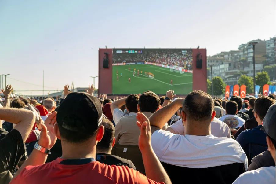 Why More Sports Fans Are Turning to Quick Mobile Games at Halftime